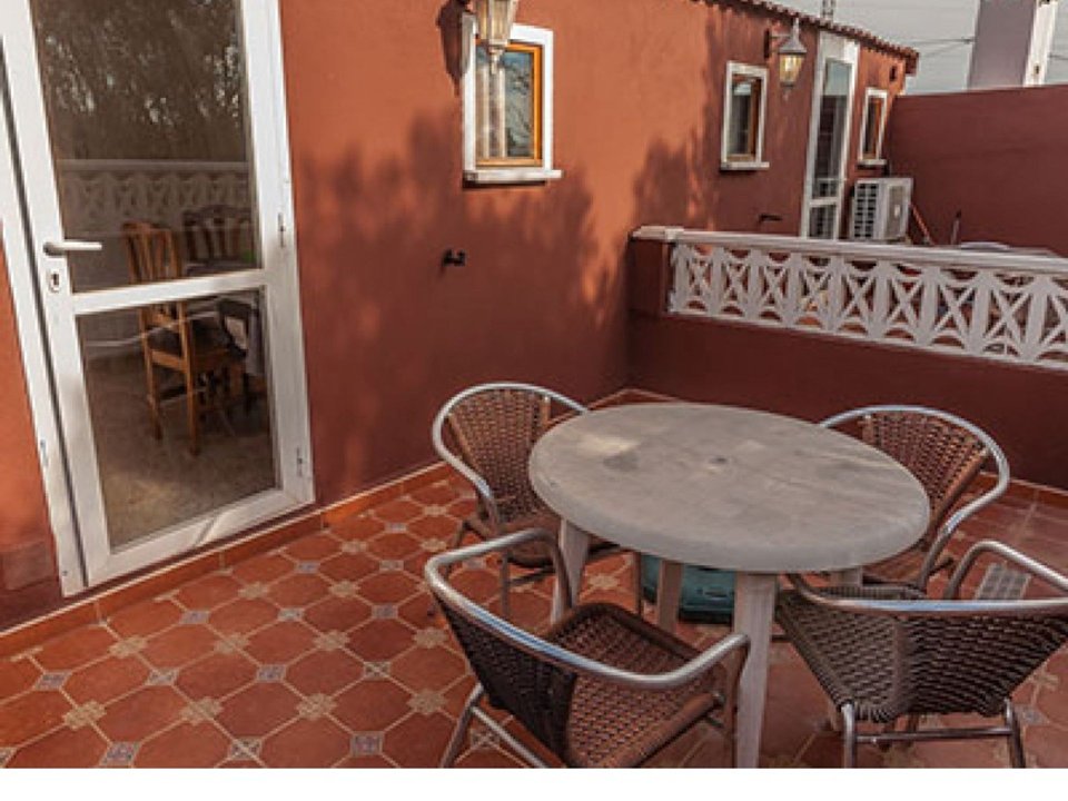 Camping Pas Cher vous présente avec son site Officiel campingpascher.fr, le Camping Los Pinos classé 4 étoiles, situé sur la commune de Peniscola dans le département Castellón (Valencia) en Espagne. Le camping Los Pinos vous propose un hébergement de type bungalow de 19 m² pour 2 personnes avec climatisation (télévision). L'établissement vous propose 3 autres types d'hébergements. Découvrez tous nos séjours à petits prix dans la commune et aux alentours de Peniscola du département : Castellón (Valencia). Les Avis clients pour le Camping Los Pinos sont de 7 sur 10. Mer, Piscine extérieure, Aire de jeux enfants, Plongée, Pétanque, Terrain multisports, Bar, Brasserie, Pizzeria, Restaurant,... En savoir plus : cliquez-ICI.