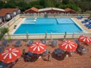 Camping Pas Cher vous présente avec son site Officiel campingpascher.fr, le Camping Los Pinos classé 4 étoiles, situé sur la commune de Peniscola dans le département Castellón (Valencia) en Espagne. Le camping Los Pinos vous propose un hébergement de type bungalow de 19 m² pour 2 personnes avec climatisation (télévision). L'établissement vous propose 3 autres types d'hébergements. Découvrez tous nos séjours à petits prix dans la commune et aux alentours de Peniscola du département : Castellón (Valencia). Les Avis clients pour le Camping Los Pinos sont de 7 sur 10. Mer, Piscine extérieure, Aire de jeux enfants, Plongée, Pétanque, Terrain multisports, Bar, Brasserie, Pizzeria, Restaurant,... En savoir plus : cliquez-ICI.