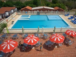 Camping Pas Cher vous présente avec son site Officiel campingpascher.fr, le Camping Los Pinos classé 4 étoiles, situé sur la commune de Peniscola dans le département Castellón (Valencia) en Espagne. Le camping Los Pinos vous propose un hébergement de type bungalow de 19 m² pour 2 personnes avec climatisation (télévision). L'établissement vous propose 3 autres types d'hébergements. Découvrez tous nos séjours à petits prix dans la commune et aux alentours de Peniscola du département : Castellón (Valencia). Les Avis clients pour le Camping Los Pinos sont de 7 sur 10. Mer, Piscine extérieure, Aire de jeux enfants, Plongée, Pétanque, Terrain multisports, Bar, Brasserie, Pizzeria, Restaurant,... En savoir plus : cliquez-ICI.