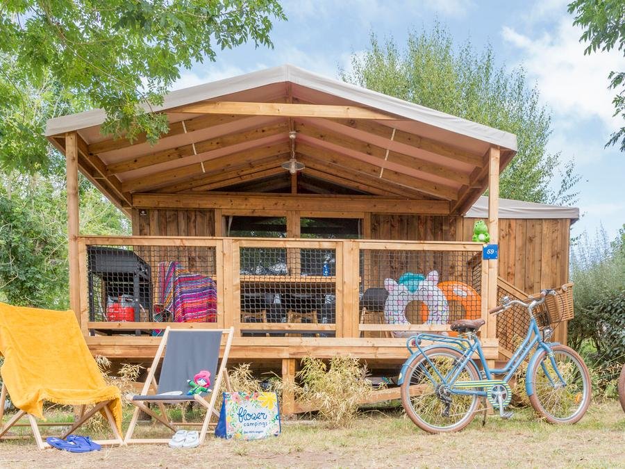 Camping Pas Cher vous présente avec son site Officiel campingpascher.fr, le Camping Flower Cap Finistère classé 4 étoiles, situé sur la commune de Penmarch dans le département Finistère (Bretagne) en France. Le camping Flower Cap Finistère, vous présente un hébergement de type hébergement insolite de 38 m² pour 1 personne et télévision. Le camping Flower Cap Finistère vous propose du vendredi 12 juin au vendredi 19 juin 2026 pour 7 nuits à 567.05€. Cette location propose 41 dates différentes pour réserver votre séjour. Découvrez également les 9 autres gammes d'hébergements du camping. Les Avis clients pour le Camping Flower Cap Finistère sont excellents avec une note moyenne de 8 sur 10. Piscine couverte, Piscine extérieure, Animations familiales, Club enfants, Aire de jeux enfants, Centre équestre, Court de tennis, Cyclisme, Golf, Ping-pong, Pétanque, Structure gonflable enfants, Terrain multisports, Bar, Dépôt de pain, Plats à emporter, Snack/Bar, Épicerie,... En savoir plus : cliquez-ICI.