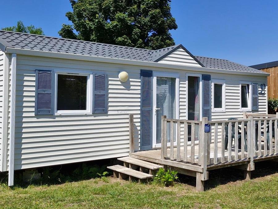 Camping Pas Cher vous présente avec son site Officiel campingpascher.fr, le Camping Flower Cap Finistère classé 4 étoiles, situé sur la commune de Penmarch dans le département Finistère (Bretagne) en France. Le camping Flower Cap Finistère, vous présente un hébergement de type mobil-home de 32 m² pour 6 personnes et télévision. Le camping Flower Cap Finistère vous propose du dimanche 20 septembre au dimanche 27 septembre 2026 pour 7 nuits à 543.95€. Cette location propose 44 dates différentes pour réserver votre séjour. Découvrez également les 9 autres gammes d'hébergements du camping. Les Avis clients pour le Camping Flower Cap Finistère sont excellents avec une note moyenne de 8 sur 10. Piscine couverte, Piscine extérieure, Animations familiales, Club enfants, Aire de jeux enfants, Centre équestre, Court de tennis, Cyclisme, Golf, Ping-pong, Pétanque, Structure gonflable enfants, Terrain multisports, Bar, Dépôt de pain, Plats à emporter, Snack/Bar, Épicerie,... En savoir plus : cliquez-ICI.