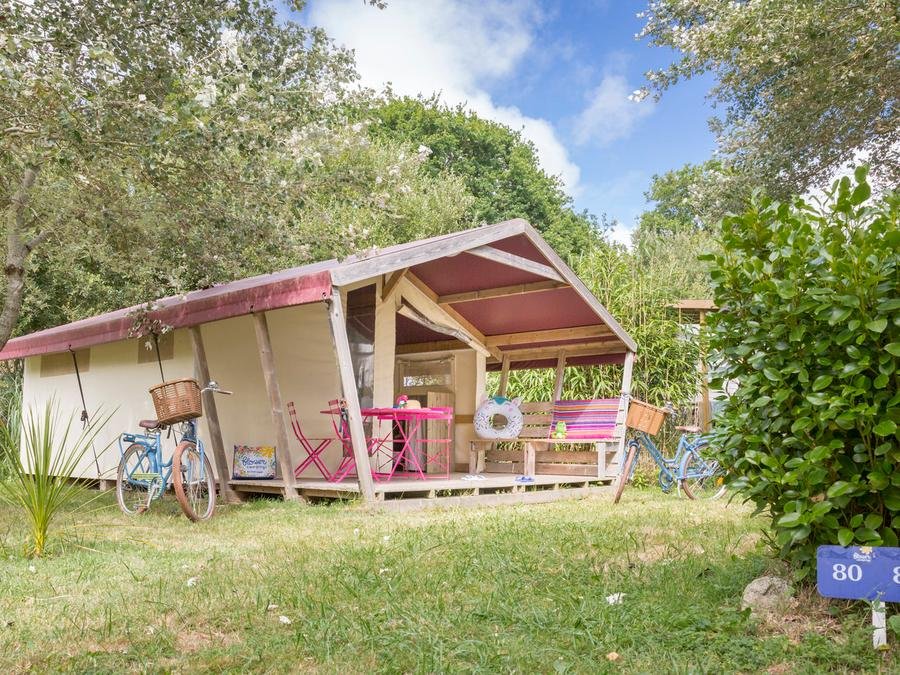 Camping Pas Cher vous présente avec son site Officiel campingpascher.fr, le Camping Flower Cap Finistère classé 4 étoiles, situé sur la commune de Penmarch dans le département Finistère (Bretagne) en France. Le camping Flower Cap Finistère, vous présente un hébergement de type tente en toile et bois de 28 m². Le camping Flower Cap Finistère vous propose du sam. 05 septembre au sam. 12 septembre 2026 pour 7 nuits à 367.4€. Cette location propose 39 dates différentes pour réserver votre séjour. Découvrez également les 9 autres gammes d'hébergements du camping. Les Avis clients pour le Camping Flower Cap Finistère sont excellents avec une note moyenne de 8 sur 10. Piscine couverte, Piscine extérieure, Animations familiales, Club enfants, Aire de jeux enfants, Centre équestre, Court de tennis, Cyclisme, Golf, Ping-pong, Pétanque, Structure gonflable enfants, Terrain multisports, Bar, Dépôt de pain, Plats à emporter, Snack/Bar, Épicerie,... En savoir plus : cliquez-ICI.
