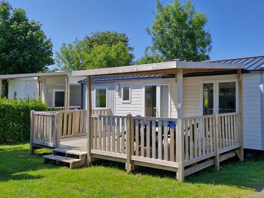 Camping Pas Cher vous présente avec son site Officiel campingpascher.fr, le Camping Flower Cap Finistère classé 4 étoiles, situé sur la commune de Penmarch dans le département Finistère (Bretagne) en France. Le camping Flower Cap Finistère vous propose un hébergement de type mobil-home de 32 m² pour 6 personnes (télévision). Cet hébergement propose plus de 15 dates différentes pour réserver ! Pour dévouvrir la période la moins chère, consultez la rubrique 'Tarifs' et sélectionnez votre mois de départ. L'établissement vous propose 9 autres types d'hébergements. Découvrez tous nos séjours à petits prix dans la commune et aux alentours de Penmarch du département : Finistère (Bretagne). Les Avis clients pour le Camping Flower Cap Finistère sont excellents avec une note moyenne de 8 sur 10. Piscine couverte, Piscine extérieure, Animations familiales, Club enfants, Aire de jeux enfants, Centre équestre, Court de tennis, Cyclisme, Golf, Ping-pong, Pétanque, Structure gonflable enfants, Terrain multisports, Bar, Dépôt de pain, Plats à emporter, Snack/Bar, Épicerie,... En savoir plus : cliquez-ICI.