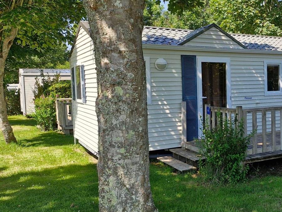 Camping Pas Cher vous présente avec son site Officiel campingpascher.fr, le Camping Flower Cap Finistère classé 4 étoiles, situé sur la commune de Penmarch dans le département Finistère (Bretagne) en France. Le camping Flower Cap Finistère vous propose un hébergement de type mobil-home de 25 m² pour 4 personnes (télévision). Cet hébergement propose plus de 43 dates différentes pour réserver ! Pour dévouvrir la période la moins chère, consultez la rubrique 'Tarifs' et sélectionnez votre mois de départ. L'établissement vous propose 9 autres types d'hébergements. Découvrez tous nos séjours à petits prix dans la commune et aux alentours de Penmarch du département : Finistère (Bretagne). Les Avis clients pour le Camping Flower Cap Finistère sont excellents avec une note moyenne de 8 sur 10. Piscine couverte, Piscine extérieure, Animations familiales, Club enfants, Aire de jeux enfants, Centre équestre, Court de tennis, Cyclisme, Golf, Ping-pong, Pétanque, Structure gonflable enfants, Terrain multisports, Bar, Dépôt de pain, Plats à emporter, Snack/Bar, Épicerie,... En savoir plus : cliquez-ICI.