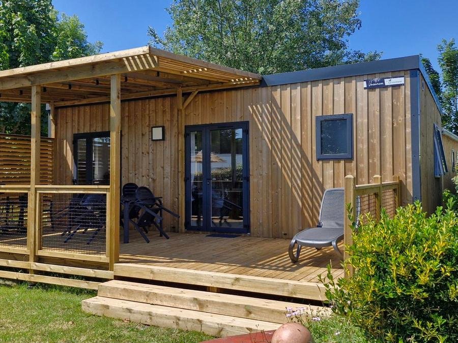 Camping Pas Cher vous présente avec son site Officiel campingpascher.fr, le Camping Flower Cap Finistère classé 4 étoiles, situé sur la commune de Penmarch dans le département Finistère (Bretagne) en France. Le camping Flower Cap Finistère, vous présente un hébergement de type mobil-home de 29 m² avec climatisation et télévision. Le camping Flower Cap Finistère vous propose du lundi 31 août au lundi 07 septembre 2026 pour 7 nuits à 646.25€. Cette location propose 36 dates différentes pour réserver votre séjour. Découvrez également les 9 autres gammes d'hébergements du camping. Les Avis clients pour le Camping Flower Cap Finistère sont excellents avec une note moyenne de 8 sur 10. Piscine couverte, Piscine extérieure, Animations familiales, Club enfants, Aire de jeux enfants, Centre équestre, Court de tennis, Cyclisme, Golf, Ping-pong, Pétanque, Structure gonflable enfants, Terrain multisports, Bar, Dépôt de pain, Plats à emporter, Snack/Bar, Épicerie,... En savoir plus : cliquez-ICI.