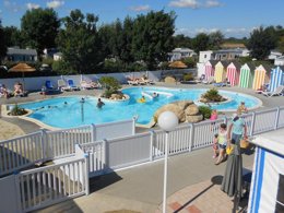 Camping Pas Cher vous présente avec son site Officiel campingpascher.fr, le Établissement Flower Cap Finistère, situé sur la commune de Penmarch dans le département Finistere (Bretagne) en France. L'établissement Flower Cap Finistère vous propose un hébergement de type mobilhome de 30 m². L'établissement vous propose 9 autres types d'hébergements. Découvrez tous nos séjours à petits prix dans la commune et aux alentours de Penmarch du département : Finistere (Bretagne).... En savoir plus : cliquez-ICI.