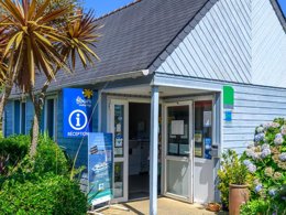 Camping Pas Cher vous présente avec son site Officiel campingpascher.fr, le Camping Flower Cap Finistère classé 4 étoiles, situé sur la commune de Penmarch dans le département Finistère (Bretagne) en France. Le camping Flower Cap Finistère, vous présente un hébergement de type mobil-home de 18 m² pour 2 personnes et télévision. Le camping Flower Cap Finistère vous propose du jeudi 28 mai au jeudi 04 juin 2026 pour 7 nuits à 400.4€. Cette location propose 100 dates différentes pour réserver votre séjour. Découvrez également les 9 autres gammes d'hébergements du camping. Les Avis clients pour le Camping Flower Cap Finistère sont excellents avec une note moyenne de 8 sur 10. Piscine couverte, Piscine extérieure, Animations familiales, Club enfants, Aire de jeux enfants, Centre équestre, Court de tennis, Cyclisme, Golf, Ping-pong, Pétanque, Structure gonflable enfants, Terrain multisports, Bar, Dépôt de pain, Plats à emporter, Snack/Bar, Épicerie,... En savoir plus : cliquez-ICI.