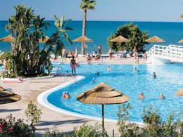 Camping Pas Cher vous présente avec son site Officiel campingpascher.fr, le Camping Internazionale Manacore classé 4 étoiles, situé sur la commune de Peschici dans le département Foggia (Pouilles) en Italie. Le camping Internazionale Manacore, vous présente un hébergement de type mobil-home de 24 m² avec climatisation. Le camping Internazionale Manacore vous proposeun séjour PAS CHER avec une REMISEdu sam. 26 septembre au sam. 03 octobre 2026, en promotion à -42% pour 7 nuits à 180 € au lieu de 315,0 € soit une Économie de 135 €. Cette location propose 6 dates différentes pour réserver votre séjour. Découvrez également les 2 autres gammes d'hébergements du camping. Les Avis clients pour le Camping Internazionale Manacore sont de 7 sur 10. Mer, Piscine extérieure, Animations familiales, Club ados, Club enfants, Aire de jeux enfants, Court de padel en extérieur, Court de tennis, Location de bateaux, Structure gonflable enfants, Terrain de beach-volley, Terrain de football, Terrain multisports, Bar, Bureau de tabac, Pizzeria, Restaurant, Snack/Bar, Épicerie,... En savoir plus : cliquez-ICI.