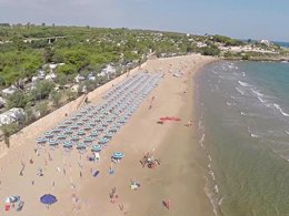 Camping Pas Cher vous présente avec son site Officiel campingpascher.fr, le Camping Internazionale Manacore classé 4 étoiles, situé sur la commune de Peschici dans le département Foggia (Pouilles) en Italie. Le camping Internazionale Manacore, vous présente un hébergement de type mobil-home de 24 m² avec climatisation. Le camping Internazionale Manacore vous proposeun séjour PAS CHER avec une REMISEdu sam. 19 septembre au sam. 26 septembre 2026, en promotion à -42% pour 7 nuits à 180 € au lieu de 315,0 € soit une Économie de 135 €. Cette location propose 17 dates différentes pour réserver votre séjour. Découvrez également les 3 autres gammes d'hébergements du camping. Les Avis clients pour le Camping Internazionale Manacore sont de 7 sur 10. Mer, Piscine extérieure, Animations familiales, Club ados, Club enfants, Aire de jeux enfants, Court de padel en extérieur, Court de tennis, Location de bateaux, Structure gonflable enfants, Terrain de beach-volley, Terrain de football, Terrain multisports, Bar, Bureau de tabac, Pizzeria, Restaurant, Snack/Bar, Épicerie,... En savoir plus : cliquez-ICI.