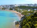 Camping Pas Cher vous présente avec son site Officiel campingpascher.fr, le Camping Centro Turistico San Nicola classé 4 étoiles, situé sur la commune de Peschici dans le département Foggia (Pouilles) en Italie. Le camping Centro Turistico San Nicola, vous présente un hébergement de type appartement de 24 m² avec climatisation et télévision. Le camping Centro Turistico San Nicola vous propose du mercredi 10 juin au mercredi 17 juin 2026, en promotion à -11% pour 7 nuits à 703 € au lieu de 790,15 € soit une Économie de 87,15 €. Cette location propose 95 dates différentes pour réserver votre séjour. Découvrez également les 7 autres gammes d'hébergements du camping. Les Avis clients pour le Camping Centro Turistico San Nicola sont de 7 sur 10. Mer, Animations familiales, Club enfants, Court de tennis, Salle de jeux vidéo, Sports nautiques, Terrain de football, Terrain multisports, Bar, Pizzeria, Restaurant, Snack/Bar, Épicerie,... En savoir plus : cliquez-ICI.