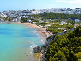 Camping Pas Cher vous présente avec son site Officiel campingpascher.fr, le Camping Centro Turistico San Nicola classé 4 étoiles, situé sur la commune de Peschici dans le département Foggia (Pouilles) en Italie. Le camping Centro Turistico San Nicola, vous présente un hébergement de type appartement de 24 m² avec climatisation et télévision. Le camping Centro Turistico San Nicola vous propose du mercredi 10 juin au mercredi 17 juin 2026, en promotion à -11% pour 7 nuits à 703 € au lieu de 790,15 € soit une Économie de 87,15 €. Cette location propose 95 dates différentes pour réserver votre séjour. Découvrez également les 7 autres gammes d'hébergements du camping. Les Avis clients pour le Camping Centro Turistico San Nicola sont de 7 sur 10. Mer, Animations familiales, Club enfants, Court de tennis, Salle de jeux vidéo, Sports nautiques, Terrain de football, Terrain multisports, Bar, Pizzeria, Restaurant, Snack/Bar, Épicerie,... En savoir plus : cliquez-ICI.