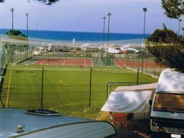 Camping Pas Cher vous présente avec son site Officiel campingpascher.fr, le Camping Centro Turistico San Nicola classé 4 étoiles, situé sur la commune de Peschici dans le département Foggia (Pouilles) en Italie. Le camping Centro Turistico San Nicola, vous présente un hébergement de type mobil-home de 24 m² pour 4 personnes avec climatisation et télévision. Le camping Centro Turistico San Nicola vous propose du mercredi 01 avril au mercredi 08 avril 2026 pour 7 nuits à 836.7€. Cette location propose 129 dates différentes pour réserver votre séjour. Découvrez également les 7 autres gammes d'hébergements du camping. Les Avis clients pour le Camping Centro Turistico San Nicola sont de 7 sur 10. Mer, Animations familiales, Club enfants, Court de tennis, Salle de jeux vidéo, Sports nautiques, Terrain de football, Terrain multisports, Bar, Pizzeria, Restaurant, Snack/Bar, Épicerie,... En savoir plus : cliquez-ICI.