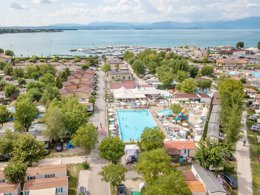 Camping Pas Cher vous présente avec son site Officiel campingpascher.fr, le Établissement Village Butterfly, situé sur la commune de Peschiera Del Garda dans le département Vérone (Vénétie) en Italie. L'établissement Village Butterfly vous propose un hébergement de type mobil-home de 29 m². L'établissement vous propose 6 autres types d'hébergements. Découvrez tous nos séjours à petits prix dans la commune et aux alentours de Peschiera Del Garda du département : Vérone (Vénétie).... En savoir plus : cliquez-ICI.