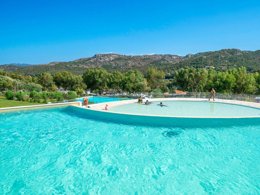 Camping Pas Cher vous présente avec son site Officiel campingpascher.fr, le Camping Capo D'Orso classé 3 étoiles, situé sur la commune de Palau dans le département Olbia-tempio (Sardaigne) en Italie. Le camping Capo D'Orso, vous présente un hébergement de type mobil-home et télévision. Le camping Capo D'Orso vous propose du sam. 13 juin au sam. 20 juin 2026, en promotion à -12% pour 7 nuits à 1146,80 € au lieu de 1303,25 € soit une Économie de 156,45 €. Cette location propose 69 dates différentes pour réserver votre séjour. Découvrez également les 6 autres gammes d'hébergements du camping. Mer, Piscine extérieure, Animations familiales, Club enfants, Aire de jeux enfants, Canoë-kayak, Court de tennis, Planche à voile, Plongée, Randonnée, Surf, Terrain de beach-volley, Terrain de football, Voile, Bar, Pizzeria, Plats à emporter, Snack/Bar, Supermarché, Épicerie,... En savoir plus : cliquez-ICI.