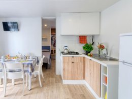 Camping Pas Cher vous présente avec son site Officiel campingpascher.fr, le Camping San Benedetto Relais classé 4 étoiles, situé sur la commune de Peschiera Del Garda dans le département Vérone (Vénétie) en Italie. Le camping San Benedetto Relais, vous présente un hébergement de type maison de campagne de 32 m² avec climatisation et télévision. Le camping San Benedetto Relais vous propose du vendredi 27 mars au vendredi 03 avril 2026 pour 7 nuits à 760.1€. Cette location propose 1 dates différentes pour réserver votre séjour. Découvrez également les 3 autres gammes d'hébergements du camping. Les Avis clients pour le Camping San Benedetto Relais sont de 7 sur 10. Lac, Piscine extérieure, Animations familiales, Club enfants, Aire de jeux enfants, Canoë-kayak, Ping-pong, Pétanque, Terrain de football, Terrain multisports, Bar, Pizzeria, Restaurant, Snack/Bar,... En savoir plus : cliquez-ICI.