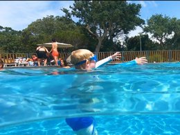 Camping Pas Cher vous présente avec son site Officiel campingpascher.fr, le Camping Le Damier classé 3 étoiles, situé sur la commune de Pianottoli Caldarello dans le département Corse Du Sud (Corse) en France. Le camping Le Damier vous propose un hébergement de type mobil-home de 27 m² pour 4 personnes avec climatisation (télévision). L'établissement vous propose 16 autres types d'hébergements. Découvrez tous nos séjours à petits prix dans la commune et aux alentours de Pianottoli Caldarello du département : Corse Du Sud (Corse). Les Avis clients pour le Camping Le Damier sont excellents avec une note moyenne de 8 sur 10. Piscine extérieure, Animations familiales, Aire de jeux enfants, Cyclisme, Pétanque, Bar, Pizzeria, Épicerie,... En savoir plus : cliquez-ICI.