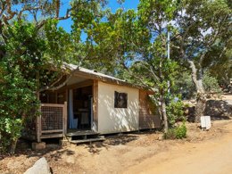 Camping Pas Cher vous présente avec son site Officiel campingpascher.fr, le Camping Le Damier classé 3 étoiles, situé sur la commune de Pianottoli Caldarello dans le département Corse Du Sud (Corse) en France. Le camping Le Damier, vous présente un hébergement de type chalet de 28 m² pour 2 personnes. Le camping Le Damier vous propose du vendredi 10 avril au vendredi 17 avril 2026 pour 7 nuits à 350€. Cette location propose 56 dates différentes pour réserver votre séjour. Découvrez également les 11 autres gammes d'hébergements du camping. Les Avis clients pour le Camping Le Damier sont excellents avec une note moyenne de 8 sur 10. Piscine extérieure, Animations familiales, Aire de jeux enfants, Cyclisme, Pétanque, Bar, Pizzeria, Épicerie,... En savoir plus : cliquez-ICI.