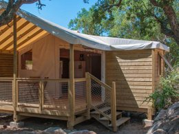 Camping Pas Cher vous présente avec son site Officiel campingpascher.fr, le Camping Le Damier classé 3 étoiles, situé sur la commune de Pianottoli Caldarello dans le département Corse Du Sud (Corse) en France. Le camping Le Damier, vous présente un hébergement de type mobil-home de 24 m² pour 5 personnes. Le camping Le Damier vous propose du vendredi 10 avril au vendredi 17 avril 2026 pour 7 nuits à 350€. Cette location propose 78 dates différentes pour réserver votre séjour. Découvrez également les 11 autres gammes d'hébergements du camping. Les Avis clients pour le Camping Le Damier sont excellents avec une note moyenne de 8 sur 10. Piscine extérieure, Animations familiales, Aire de jeux enfants, Cyclisme, Pétanque, Bar, Pizzeria, Épicerie,... En savoir plus : cliquez-ICI.