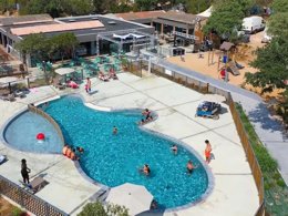 Camping Pas Cher vous présente avec son site Officiel campingpascher.fr, le Camping Le Damier classé 3 étoiles, situé sur la commune de Pianottoli Caldarello dans le département Corse Du Sud (Corse) en France. Le camping Le Damier, vous présente un hébergement de type chalet de 28 m² pour 2 personnes. Le camping Le Damier vous propose du vendredi 10 avril au vendredi 17 avril 2026 pour 7 nuits à 350€. Cette location propose 56 dates différentes pour réserver votre séjour. Découvrez également les 11 autres gammes d'hébergements du camping. Les Avis clients pour le Camping Le Damier sont excellents avec une note moyenne de 8 sur 10. Piscine extérieure, Animations familiales, Aire de jeux enfants, Cyclisme, Pétanque, Bar, Pizzeria, Épicerie,... En savoir plus : cliquez-ICI.