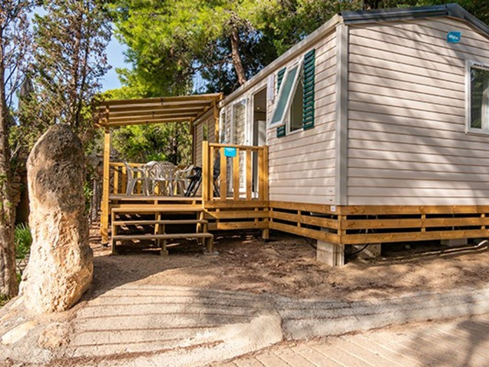 Camping Pas Cher vous présente avec son site Officiel campingpascher.fr, le Établissement Neptuno, situé sur la commune de Pals dans le département Gérone (Catalogne) en Espagne. L'établissement Neptuno vous propose un hébergement de type mobil-home de 26 m². L'établissement vous propose 12 autres types d'hébergements. Découvrez tous nos séjours à petits prix dans la commune et aux alentours de Pals du département : Gérone (Catalogne).... En savoir plus : cliquez-ICI.