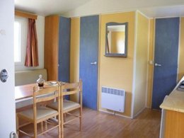 Camping Pas Cher vous présente avec son site Officiel campingpascher.fr, le Camping Noix De Pecan'y classé 3 étoiles, situé sur la commune de Paleyrac dans le département Dordogne (Aquitaine) en France. Le camping Noix De Pecan'y, vous présente un hébergement de type mobil-home de 28 m² pour 2 personnes. Le camping Noix De Pecan'y vous propose du sam. 04 avril au sam. 11 avril 2026 pour 7 nuits à 250€. Cette location propose 57 dates différentes pour réserver votre séjour. Découvrez également les 11 autres gammes d'hébergements du camping. Piscine couverte, Animations familiales, Aire de jeux enfants, Baby-foot, Canoë-kayak, Centre équestre, Court de tennis, Golf, Ping-pong, Piscine, Pétanque, Randonnée, Salle de jeux vidéo, Terrain de badminton, Terrain de volley-ball, Dépôt de pain, Épicerie,... En savoir plus : cliquez-ICI.