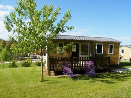 Camping Pas Cher vous présente avec son site Officiel campingpascher.fr, le Camping Noix De Pecan'y classé 3 étoiles, situé sur la commune de Paleyrac dans le département Dordogne (Aquitaine) en France. Le camping Noix De Pecan'y, vous présente un hébergement de type chalet de 28 m² avec climatisation et télévision. Le camping Noix De Pecan'y vous propose du sam. 04 avril au sam. 11 avril 2026 pour 7 nuits à 290€. Cette location propose 51 dates différentes pour réserver votre séjour. Découvrez également les 11 autres gammes d'hébergements du camping. Piscine couverte, Animations familiales, Aire de jeux enfants, Baby-foot, Canoë-kayak, Centre équestre, Court de tennis, Golf, Ping-pong, Piscine, Pétanque, Randonnée, Salle de jeux vidéo, Terrain de badminton, Terrain de volley-ball, Dépôt de pain, Épicerie,... En savoir plus : cliquez-ICI.