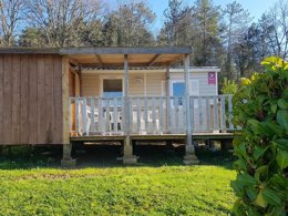 Camping Pas Cher vous présente avec son site Officiel campingpascher.fr, le Camping Noix De Pecan'y classé 3 étoiles, situé sur la commune de Paleyrac dans le département Dordogne (Aquitaine) en France. Le camping Noix De Pecan'y, vous présente un hébergement de type mobil-home de 10 m² pour 1 personne. Le camping Noix De Pecan'y vous propose du dimanche 21 juin au dimanche 28 juin 2026 pour 7 nuits à 340€. Cette location propose 51 dates différentes pour réserver votre séjour. Découvrez également les 11 autres gammes d'hébergements du camping. Piscine couverte, Animations familiales, Aire de jeux enfants, Baby-foot, Canoë-kayak, Centre équestre, Court de tennis, Golf, Ping-pong, Piscine, Pétanque, Randonnée, Salle de jeux vidéo, Terrain de badminton, Terrain de volley-ball, Dépôt de pain, Épicerie,... En savoir plus : cliquez-ICI.