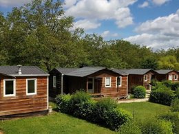 Camping Pas Cher vous présente avec son site Officiel campingpascher.fr, le Camping Noix De Pecan'y classé 3 étoiles, situé sur la commune de Paleyrac dans le département Dordogne (Aquitaine) en France. Le camping Noix De Pecan'y, vous présente un hébergement de type mobil-home de 10 m² pour 1 personne. Le camping Noix De Pecan'y vous propose du dimanche 21 juin au dimanche 28 juin 2026 pour 7 nuits à 340€. Cette location propose 51 dates différentes pour réserver votre séjour. Découvrez également les 11 autres gammes d'hébergements du camping. Piscine couverte, Animations familiales, Aire de jeux enfants, Baby-foot, Canoë-kayak, Centre équestre, Court de tennis, Golf, Ping-pong, Piscine, Pétanque, Randonnée, Salle de jeux vidéo, Terrain de badminton, Terrain de volley-ball, Dépôt de pain, Épicerie,... En savoir plus : cliquez-ICI.