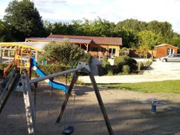 Camping Pas Cher vous présente avec son site Officiel campingpascher.fr, le Camping Noix De Pecan'y classé 3 étoiles, situé sur la commune de Paleyrac dans le département Dordogne (Aquitaine) en France. Le camping Noix De Pecan'y, vous présente un hébergement de type chalet de 25 m² pour 2 personnes. Le camping Noix De Pecan'y vous propose du dimanche 21 juin au dimanche 28 juin 2026 pour 7 nuits à 320€. Cette location propose 50 dates différentes pour réserver votre séjour. Découvrez également les 11 autres gammes d'hébergements du camping. Piscine couverte, Animations familiales, Aire de jeux enfants, Baby-foot, Canoë-kayak, Centre équestre, Court de tennis, Golf, Ping-pong, Piscine, Pétanque, Randonnée, Salle de jeux vidéo, Terrain de badminton, Terrain de volley-ball, Dépôt de pain, Épicerie,... En savoir plus : cliquez-ICI.