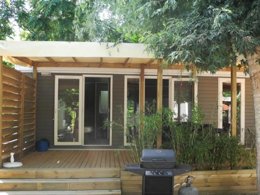 Camping Pas Cher vous présente avec son site Officiel campingpascher.fr, le Camping Noix De Pecan'y classé 3 étoiles, situé sur la commune de Paleyrac dans le département Dordogne (Aquitaine) en France. Le camping Noix De Pecan'y, vous présente un hébergement de type mobil-home de 34 m². Le camping Noix De Pecan'y vous propose du sam. 04 avril au sam. 11 avril 2026 pour 7 nuits à 390€. Cette location propose 41 dates différentes pour réserver votre séjour. Découvrez également les 11 autres gammes d'hébergements du camping. Piscine couverte, Animations familiales, Aire de jeux enfants, Baby-foot, Canoë-kayak, Centre équestre, Court de tennis, Golf, Ping-pong, Piscine, Pétanque, Randonnée, Salle de jeux vidéo, Terrain de badminton, Terrain de volley-ball, Dépôt de pain, Épicerie,... En savoir plus : cliquez-ICI.