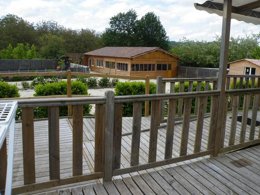 Camping Pas Cher vous présente avec son site Officiel campingpascher.fr, le Camping Noix De Pecan'y classé 3 étoiles, situé sur la commune de Paleyrac dans le département Dordogne (Aquitaine) en France. Le camping Noix De Pecan'y, vous présente un hébergement de type chalet de 28 m² avec climatisation et télévision. Le camping Noix De Pecan'y vous propose du sam. 04 avril au sam. 11 avril 2026 pour 7 nuits à 290€. Cette location propose 51 dates différentes pour réserver votre séjour. Découvrez également les 11 autres gammes d'hébergements du camping. Piscine couverte, Animations familiales, Aire de jeux enfants, Baby-foot, Canoë-kayak, Centre équestre, Court de tennis, Golf, Ping-pong, Piscine, Pétanque, Randonnée, Salle de jeux vidéo, Terrain de badminton, Terrain de volley-ball, Dépôt de pain, Épicerie,... En savoir plus : cliquez-ICI.