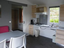 Camping Pas Cher vous présente avec son site Officiel campingpascher.fr, le Camping Noix De Pecan'y classé 3 étoiles, situé sur la commune de Paleyrac dans le département Dordogne (Aquitaine) en France. Le camping Noix De Pecan'y, vous présente un hébergement de type mobil-home de 25 m² pour 2 personnes. Le camping Noix De Pecan'y vous propose du dimanche 21 juin au dimanche 28 juin 2026 pour 7 nuits à 280€. Cette location propose 20 dates différentes pour réserver votre séjour. Découvrez également les 11 autres gammes d'hébergements du camping. Piscine couverte, Animations familiales, Aire de jeux enfants, Baby-foot, Canoë-kayak, Centre équestre, Court de tennis, Golf, Ping-pong, Piscine, Pétanque, Randonnée, Salle de jeux vidéo, Terrain de badminton, Terrain de volley-ball, Dépôt de pain, Épicerie,... En savoir plus : cliquez-ICI.