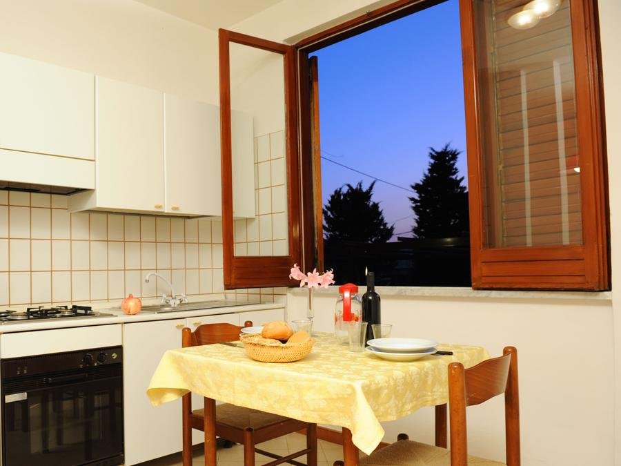 Camping Pas Cher vous présente avec son site Officiel campingpascher.fr, le Camping Residence Trivento classé 2 étoiles, situé sur la commune de Palinuro dans le département Salerne (Campanie) en Italie. Le camping Residence Trivento, vous présente un hébergement de type studio et télévision. Le camping Residence Trivento vous propose du lundi 21 septembre au lundi 28 septembre 2026 pour 7 nuits à 400€. Cette location propose 38 dates différentes pour réserver votre séjour. Découvrez également les 4 autres gammes d'hébergements du camping. Mer, Piscine extérieure, Animations familiales, Club enfants, Court de tennis, Ping-pong, Piscine, Pétanque, Terrain multisports, Bar, Restaurant,... En savoir plus : cliquez-ICI.