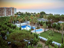 Camping Pas Cher vous présente avec son site Officiel campingpascher.fr, le Camping Bellsol classé 3 étoiles, situé sur la commune de Pineda De Mar dans le département Barcelone (Catalogne) en Espagne. Le camping Bellsol, vous présente un hébergement de type mobil-home de 20 m². Le camping Bellsol vous propose du lundi 05 octobre au lundi 12 octobre 2026 pour 7 nuits à 525€. Cette location propose 210 dates différentes pour réserver votre séjour. Découvrez également les 3 autres gammes d'hébergements du camping. Les Avis clients pour le Camping Bellsol sont excellents avec une note moyenne de 8 sur 10. Piscine extérieure, Aire de jeux enfants, Ping-pong, Randonnée, Terrain de football, Bar, Plats à emporter,... En savoir plus : cliquez-ICI.