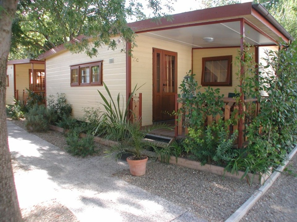 Camping Pas Cher vous présente avec son site Officiel campingpascher.fr, le Camping Torre Pendente classé 1 étoile, situé sur la commune de Pisa dans le département Pise (Toscane) en Italie. Le camping Torre Pendente vous propose un hébergement de type mobil-home de 38 m² avec climatisation (télévision). L'établissement vous propose 5 autres types d'hébergements. Découvrez tous nos séjours à petits prix dans la commune et aux alentours de Pisa du département : Pise (Toscane). Les Avis clients pour le Camping Torre Pendente sont de 7 sur 10. Piscine extérieure, Animations familiales, Aire de jeux enfants, Baby-foot, Ping-pong, Terrain de beach-volley, Bar, Pizzeria, Restaurant, Épicerie,... En savoir plus : cliquez-ICI.