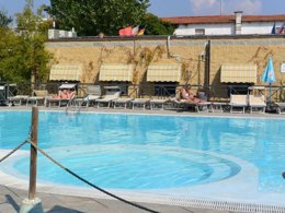Camping Pas Cher vous présente avec son site Officiel campingpascher.fr, le Camping Torre Pendente classé 1 étoile, situé sur la commune de Pisa dans le département Pise (Toscane) en Italie. Le camping Torre Pendente vous propose un hébergement de type mobil-home de 28 m² avec climatisation. L'établissement vous propose 5 autres types d'hébergements. Découvrez tous nos séjours à petits prix dans la commune et aux alentours de Pisa du département : Pise (Toscane). Les Avis clients pour le Camping Torre Pendente sont de 7 sur 10. Piscine extérieure, Animations familiales, Aire de jeux enfants, Baby-foot, Ping-pong, Terrain de beach-volley, Bar, Pizzeria, Restaurant, Épicerie,... En savoir plus : cliquez-ICI.