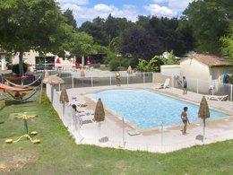Camping Pas Cher vous présente avec son site Officiel campingpascher.fr, le Camping Portes D'Ariège classé 3 étoiles, situé sur la commune de Pamiers dans le département Ariège (Midi Pyrénées) en France. Le camping Portes D'Ariège, vous présente un hébergement de type studio de 21 m² pour 2 personnes avec climatisation et télévision. Le camping Portes D'Ariège vous propose du jeudi 04 juin au jeudi 11 juin 2026 avec un DÉPART DEMAIN pour 7 nuits à 490€. Cette location propose 184 dates différentes pour réserver votre séjour. Découvrez également les 6 autres gammes d'hébergements du camping. Les Avis clients pour le Camping Portes D'Ariège sont excellents avec une note moyenne de 8 sur 10. LacRivière, Piscine extérieure, Animations familiales, Aire de jeux enfants, Canoë-kayak, Centre équestre, Court de tennis, Golf, Pétanque, Bar, Restaurant, Supermarché,... En savoir plus : cliquez-ICI.