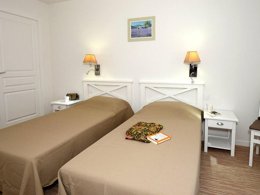 Camping Pas Cher vous présente avec son site Officiel campingpascher.fr, la Résidence Odalys Référence Le Mas Des Alpilles, située sur la commune de Paradou dans le département Bouches-du-rhône (Provence Alpes Côte D'azur) en France. La résidence Odalys Référence Le Mas Des Alpilles, vous présente un hébergement de type appartement de 30 m² et télévision. La résidence Odalys Référence Le Mas Des Alpilles vous propose du sam. 13 décembre au sam. 20 décembre 2025 avec un DÉPART DEMAIN pour 7 nuits à 299€. Cette location propose 41 dates différentes pour réserver votre séjour. Découvrez également les 2 autres gammes d'hébergements de la résidence. Les Avis clients pour la Résidence Odalys Référence Le Mas Des Alpilles sont excellents avec une note moyenne de 8 sur 10. Piscine couverte, Piscine extérieure, Club enfants, Aire de jeux enfants, Centre équestre, Golf, Ping-pong, Pétanque, Salle de fitness,... En savoir plus : cliquez-ICI.