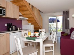 Camping Pas Cher vous présente avec son site Officiel campingpascher.fr, la Résidence Odalys Référence Le Mas Des Alpilles, située sur la commune de Paradou dans le département Bouches-du-rhône (Provence Alpes Côte D'azur) en France. La résidence Odalys Référence Le Mas Des Alpilles, vous présente un hébergement de type appartement de 45 m² et télévision. La résidence Odalys Référence Le Mas Des Alpilles vous propose du sam. 13 décembre au sam. 20 décembre 2025 avec un DÉPART DEMAIN pour 7 nuits à 339€. Cette location propose 36 dates différentes pour réserver votre séjour. Découvrez également les 2 autres gammes d'hébergements de la résidence. Les Avis clients pour la Résidence Odalys Référence Le Mas Des Alpilles sont excellents avec une note moyenne de 8 sur 10. Piscine couverte, Piscine extérieure, Club enfants, Aire de jeux enfants, Centre équestre, Golf, Ping-pong, Pétanque, Salle de fitness,... En savoir plus : cliquez-ICI.