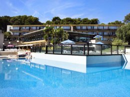 Camping Pas Cher vous présente avec son site Officiel campingpascher.fr, la Résidence Comtat Sant Jordi, située sur la commune de Platja D'aro dans le département Gérone (Catalogne) en Espagne. La résidence Comtat Sant Jordi, vous présente un hébergement de type appartement de 35 m² avec climatisation et télévision. La résidence Comtat Sant Jordi vous propose du sam. 20 juin au sam. 27 juin 2026, en promotion à -15% pour 7 nuits à 721,65 € au lieu de 849,0 € soit une Économie de 127,35 €. Cette location propose 8 dates différentes pour réserver votre séjour. Découvrez également les 6 autres gammes d'hébergements de la résidence. Mer, Piscine extérieure, Animations familiales, Club enfants, Aire de jeux enfants, Baby-foot, Ping-pong, Piscine, Randonnée, Bar, Restaurant,... En savoir plus : cliquez-ICI.