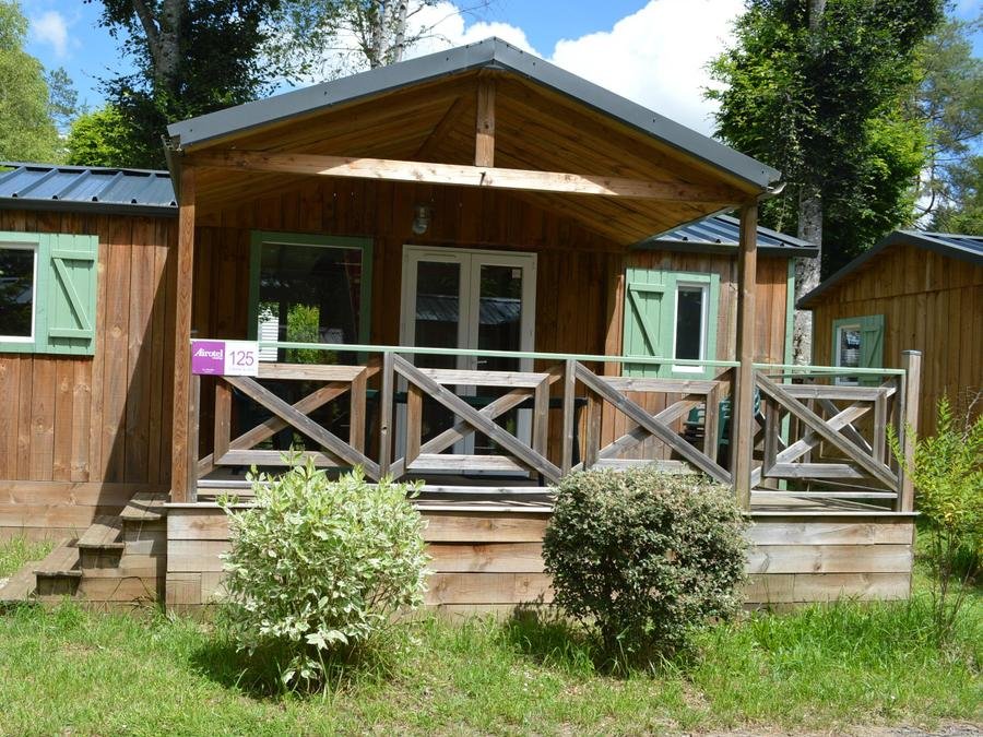 Camping Pas Cher vous présente avec son site Officiel campingpascher.fr, le Camping Le Moulin classé 4 étoiles, situé sur la commune de Patornay dans le département Jura (Franche Comté) en France. Le camping Le Moulin, vous présente un hébergement de type mobil-home de 35 m² pour 2 personnes avec climatisation et télévision. Le camping Le Moulin vous propose du vendredi 05 juin au vendredi 12 juin 2026 avec une PROMO de DERNIÈRE MINUTE, en promotion à -28% pour 7 nuits à 435 € au lieu de 605,0 € soit une Économie de 170 €. Cette location propose 40 dates différentes pour réserver votre séjour. Découvrez également les 15 autres gammes d'hébergements du camping. Les Avis clients pour le Camping Le Moulin sont excellents avec une note moyenne de 8 sur 10. LacRivière, Parc aquatique, Piscine couverte, Piscine extérieure, Animations familiales, Club enfants, Aire de jeux enfants, Baby-foot, Canoë-kayak, Cyclisme, Parcours sportif, Ping-pong, Pédalo, Pétanque, Terrain de volley-ball, Terrain multisports, Tir à l’arc, Voile, Bar, Boulangerie, Bureau de tabac, Dépôt de pain, Snack/Bar, Supermarché, Épicerie,... En savoir plus : cliquez-ICI.