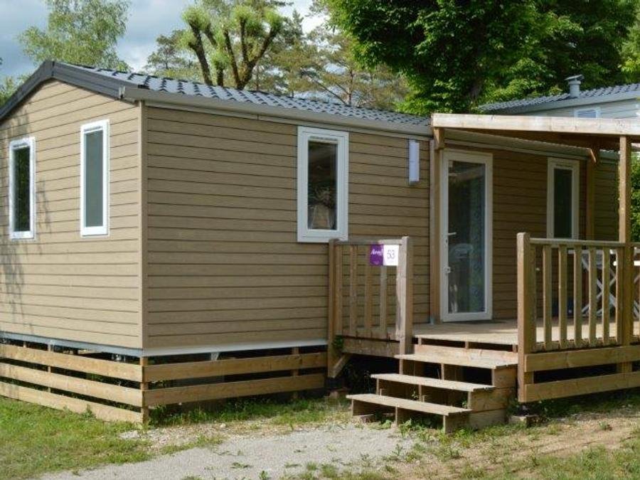 Camping Pas Cher vous présente avec son site Officiel campingpascher.fr, le Camping Le Moulin classé 4 étoiles, situé sur la commune de Patornay dans le département Jura (Franche Comté) en France. Le camping Le Moulin, vous présente un hébergement de type mobil-home de 28 m² pour 5 personnes avec climatisation et télévision. Le camping Le Moulin vous propose du vendredi 05 juin au vendredi 12 juin 2026 avec une PROMO de DERNIÈRE MINUTE, en promotion à -28% pour 7 nuits à 390 € au lieu de 542,0 € soit une Économie de 152 €. Cette location propose 43 dates différentes pour réserver votre séjour. Découvrez également les 15 autres gammes d'hébergements du camping. Les Avis clients pour le Camping Le Moulin sont excellents avec une note moyenne de 8 sur 10. LacRivière, Parc aquatique, Piscine couverte, Piscine extérieure, Animations familiales, Club enfants, Aire de jeux enfants, Baby-foot, Canoë-kayak, Cyclisme, Parcours sportif, Ping-pong, Pédalo, Pétanque, Terrain de volley-ball, Terrain multisports, Tir à l’arc, Voile, Bar, Boulangerie, Bureau de tabac, Dépôt de pain, Snack/Bar, Supermarché, Épicerie,... En savoir plus : cliquez-ICI.
