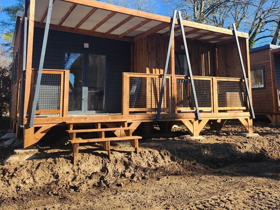 Camping Pas Cher vous présente avec son site Officiel campingpascher.fr, le Camping Le Moulin classé 4 étoiles, situé sur la commune de Patornay dans le département Jura (Franche Comté) en France. Le camping Le Moulin, vous présente un hébergement de type chalet de 26 m² pour 4 personnes avec climatisation et télévision. Le camping Le Moulin vous propose du jeudi 11 juin au jeudi 18 juin 2026, en promotion à -28% pour 7 nuits à 435 € au lieu de 609,0 € soit une Économie de 174 €. Cette location propose 11 dates différentes pour réserver votre séjour. Découvrez également les 15 autres gammes d'hébergements du camping. Les Avis clients pour le Camping Le Moulin sont excellents avec une note moyenne de 8 sur 10. LacRivière, Parc aquatique, Piscine couverte, Piscine extérieure, Animations familiales, Club enfants, Aire de jeux enfants, Baby-foot, Canoë-kayak, Cyclisme, Parcours sportif, Ping-pong, Pédalo, Pétanque, Terrain de volley-ball, Terrain multisports, Tir à l’arc, Voile, Bar, Boulangerie, Bureau de tabac, Dépôt de pain, Snack/Bar, Supermarché, Épicerie,... En savoir plus : cliquez-ICI.