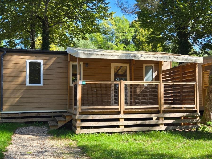 Camping Pas Cher vous présente avec son site Officiel campingpascher.fr, le Camping Le Moulin classé 4 étoiles, situé sur la commune de Patornay dans le département Jura (Franche Comté) en France. Le camping Le Moulin, vous présente un hébergement de type mobil-home de 30 m² pour 6 personnes avec climatisation et télévision. Le camping Le Moulin vous propose du vendredi 05 juin au vendredi 12 juin 2026 avec une PROMO de DERNIÈRE MINUTE, en promotion à -28% pour 7 nuits à 425 € au lieu de 591,0 € soit une Économie de 166 €. Cette location propose 29 dates différentes pour réserver votre séjour. Découvrez également les 15 autres gammes d'hébergements du camping. Les Avis clients pour le Camping Le Moulin sont excellents avec une note moyenne de 8 sur 10. LacRivière, Parc aquatique, Piscine couverte, Piscine extérieure, Animations familiales, Club enfants, Aire de jeux enfants, Baby-foot, Canoë-kayak, Cyclisme, Parcours sportif, Ping-pong, Pédalo, Pétanque, Terrain de volley-ball, Terrain multisports, Tir à l’arc, Voile, Bar, Boulangerie, Bureau de tabac, Dépôt de pain, Snack/Bar, Supermarché, Épicerie,... En savoir plus : cliquez-ICI.
