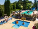 Camping Pas Cher vous présente avec son site Officiel campingpascher.fr, le Camping Le Moulin classé 4 étoiles, situé sur la commune de Patornay dans le département Jura (Franche Comté) en France. Le camping Le Moulin, vous présente un hébergement de type chalet de 26 m² pour 4 personnes avec climatisation et télévision. Le camping Le Moulin vous propose du jeudi 11 juin au jeudi 18 juin 2026, en promotion à -28% pour 7 nuits à 435 € au lieu de 609,0 € soit une Économie de 174 €. Cette location propose 11 dates différentes pour réserver votre séjour. Découvrez également les 15 autres gammes d'hébergements du camping. Les Avis clients pour le Camping Le Moulin sont excellents avec une note moyenne de 8 sur 10. LacRivière, Parc aquatique, Piscine couverte, Piscine extérieure, Animations familiales, Club enfants, Aire de jeux enfants, Baby-foot, Canoë-kayak, Cyclisme, Parcours sportif, Ping-pong, Pédalo, Pétanque, Terrain de volley-ball, Terrain multisports, Tir à l’arc, Voile, Bar, Boulangerie, Bureau de tabac, Dépôt de pain, Snack/Bar, Supermarché, Épicerie,... En savoir plus : cliquez-ICI.