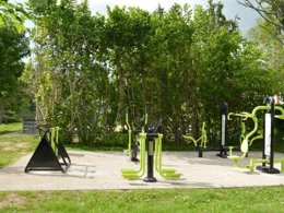 Camping Pas Cher vous présente avec son site Officiel campingpascher.fr, le Camping Le Moulin classé 4 étoiles, situé sur la commune de Patornay dans le département Jura (Franche Comté) en France. Le camping Le Moulin, vous présente un hébergement de type mobil-home de 22 m² et télévision. Le camping Le Moulin vous propose du lundi 25 mai au lundi 01 juin 2026, en promotion à -28% pour 7 nuits à 305 € au lieu de 427,0 € soit une Économie de 122 €. Cette location propose 63 dates différentes pour réserver votre séjour. Découvrez également les 15 autres gammes d'hébergements du camping. Les Avis clients pour le Camping Le Moulin sont excellents avec une note moyenne de 8 sur 10. LacRivière, Parc aquatique, Piscine couverte, Piscine extérieure, Animations familiales, Club enfants, Aire de jeux enfants, Baby-foot, Canoë-kayak, Cyclisme, Parcours sportif, Ping-pong, Pédalo, Pétanque, Terrain de volley-ball, Terrain multisports, Tir à l’arc, Voile, Bar, Boulangerie, Bureau de tabac, Dépôt de pain, Snack/Bar, Supermarché, Épicerie,... En savoir plus : cliquez-ICI.