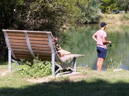 Camping Pas Cher vous présente avec son site Officiel campingpascher.fr, le Camping Le Moulin classé 4 étoiles, situé sur la commune de Patornay dans le département Jura (Franche Comté) en France. Le camping Le Moulin, vous présente un hébergement de type mobil-home de 28 m² et télévision. Le camping Le Moulin vous propose du lundi 25 mai au lundi 01 juin 2026, en promotion à -28% pour 7 nuits à 290 € au lieu de 406,0 € soit une Économie de 116 €. Cette location propose 63 dates différentes pour réserver votre séjour. Découvrez également les 15 autres gammes d'hébergements du camping. Les Avis clients pour le Camping Le Moulin sont excellents avec une note moyenne de 8 sur 10. LacRivière, Parc aquatique, Piscine couverte, Piscine extérieure, Animations familiales, Club enfants, Aire de jeux enfants, Baby-foot, Canoë-kayak, Cyclisme, Parcours sportif, Ping-pong, Pédalo, Pétanque, Terrain de volley-ball, Terrain multisports, Tir à l’arc, Voile, Bar, Boulangerie, Bureau de tabac, Dépôt de pain, Snack/Bar, Supermarché, Épicerie,... En savoir plus : cliquez-ICI.