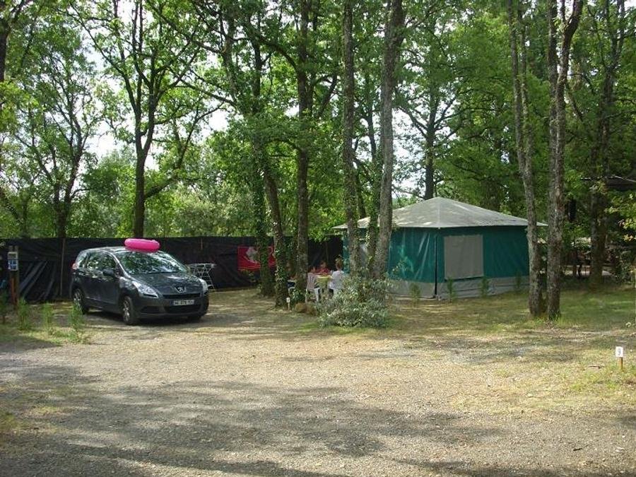 Camping Pas Cher vous présente avec son site Officiel campingpascher.fr, le Camping Le Picouty classé 3 étoiles, situé sur la commune de Payrac dans le département Lot (Midi Pyrénées) en France. Le camping Le Picouty, vous présente un hébergement de type bungalow toilé de 16 m² pour 1 personne. Le camping Le Picouty vous propose du sam. 04 juillet au sam. 11 juillet 2026 pour 7 nuits à 250€. Cette location propose 8 dates différentes pour réserver votre séjour. Découvrez également les 7 autres gammes d'hébergements du camping. Les Avis clients pour le Camping Le Picouty sont excellents avec une note moyenne de 9 sur 10. Piscine chauffée, Piscine extérieure, Animation enfants, Animations familiales, Club enfants, Baby-foot, Canoë-kayak, Centre équestre, Court de tennis, Cyclisme, Ping-pong, Pétanque, Randonnée, Salle de jeux vidéo, Bar, Boulangerie, Bureau de tabac, Dépôt de pain, Plats à emporter, Snack/Bar, Épicerie,... En savoir plus : cliquez-ICI.