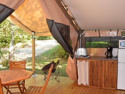 Cliquez pour découvrir toutes les photos de l'HÉBERGEMENT ! tente en toile et bois - Le Picouty photo 2