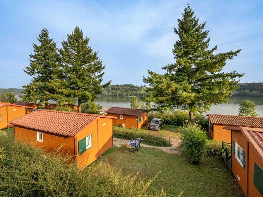 Camping Pas Cher vous présente avec son site Officiel campingpascher.fr, le Camping De La Liez - Ciela Village classé 5 étoiles, situé sur la commune de Peigney dans le département Haute-marne (Champagne Ardenne) en France. Le camping De La Liez - Ciela Village, vous présente un hébergement de type chalet de 36 m² pour 6 personnes. Le camping De La Liez - Ciela Village vous propose du dimanche 13 septembre au dimanche 20 septembre 2026, en promotion à -13% pour 7 nuits à 360 € au lieu de 418,0 € soit une Économie de 58 €. Cette location propose 90 dates différentes pour réserver votre séjour. Découvrez également les 10 autres gammes d'hébergements du camping. Les Avis clients pour le Camping De La Liez - Ciela Village sont excellents avec une note moyenne de 8 sur 10. Lac, Piscine couverte, Piscine extérieure, Animations familiales, Club enfants, Aire de jeux enfants, Baby-foot, Court de tennis, Paddle, Ping-pong, Pédalo, Pétanque, Ski nautique, Structure gonflable enfants, Terrain de badminton, Terrain de football, Terrain de volley-ball, Tir à l’arc, Trampoline, Bar, Dépôt de pain, Plats à emporter, Restaurant, Snack/Bar, Épicerie,... En savoir plus : cliquez-ICI.
